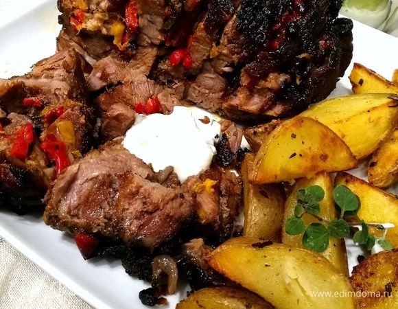 По истечении времени мясо достать из духовки, дать ему минут 10 на отдых. Подавать с ломтиками картофеля и соусом дзадзики.