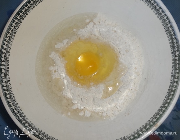В просеянную муку (1 ст. л.) добавить яйцо, соль, воду. Замесить крутое тесто.