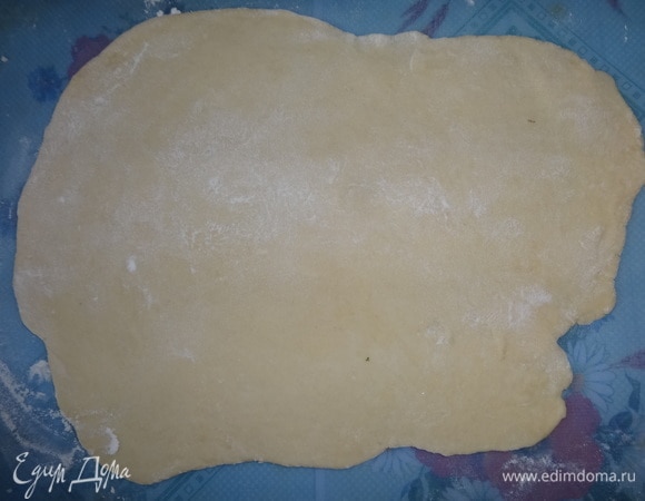 Посыпая стол мукой, раскатать тесто как можно тоньше.