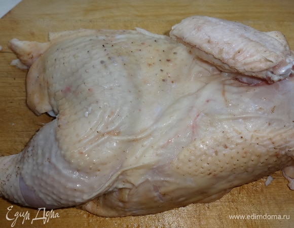 Курицу вымыть. У меня домашний бройлер. Половина тушки весит 1,3 кг.