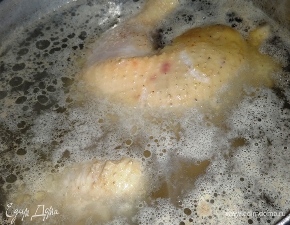 В кастрюлю налить холодной воды. Положить курицу, довести до кипения. Снять пену, немного посолить, убавить огонь и варить курицу до готовности. По окончании варки вытащить мясо из бульона.