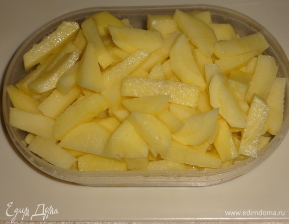 Картофель очистить, помыть и нарезать небольшими брусочками.