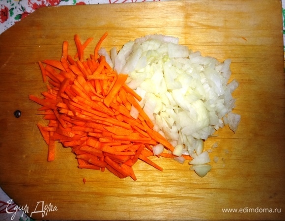Морковь и лук очистить, вымыть. Морковь нарезать соломкой, лук — мелкими кубиками.