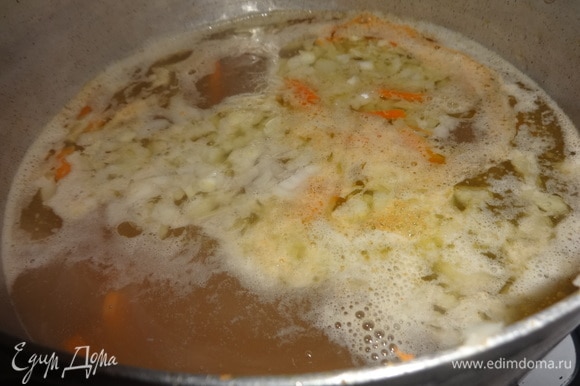 В бульон положить картофель, морковь, лук. Продолжить варить почти до готовности картофеля.