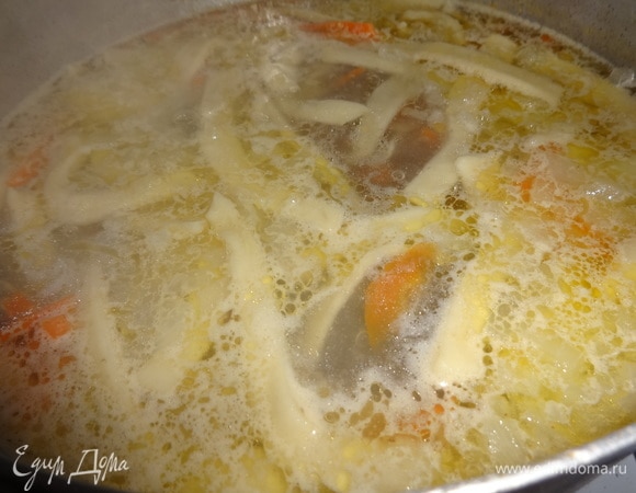 Положить в суп лапшу и варить до готовности лапши.