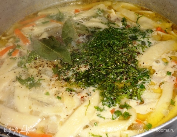 Добавить в суп зелень, посолить, поперчить по вкусу, варить еще несколько минут и выключить огонь. Дать супу настояться 10–15 минут.