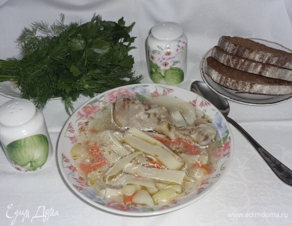 Наш вкусный и полезный суп готов! Разлить его по тарелкам, положить по кусочку мяса, можно при подаче добавить в тарелку свежей зелени. Прошу к столу! Приятного аппетита!