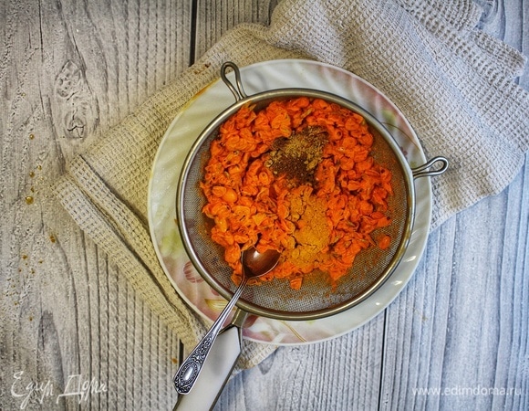 Добавить в образовавшийся жмых имбирь и куркуму, тщательно перемешать.