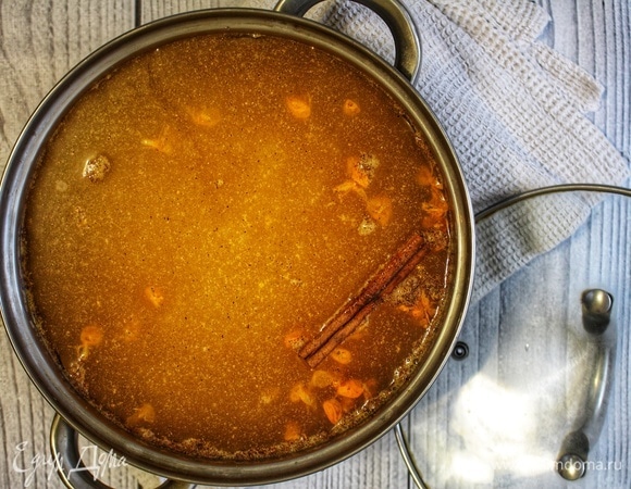 Залить жмых со специями двумя литрами холодной воды, добавить сахар и палочку корицы. Довести до кипения, снять с огня и дать настояться в течение 20 минут под крышкой.