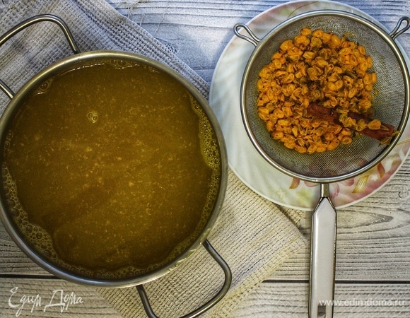 Через 20 минут процедить через марлю или мелкое сито.