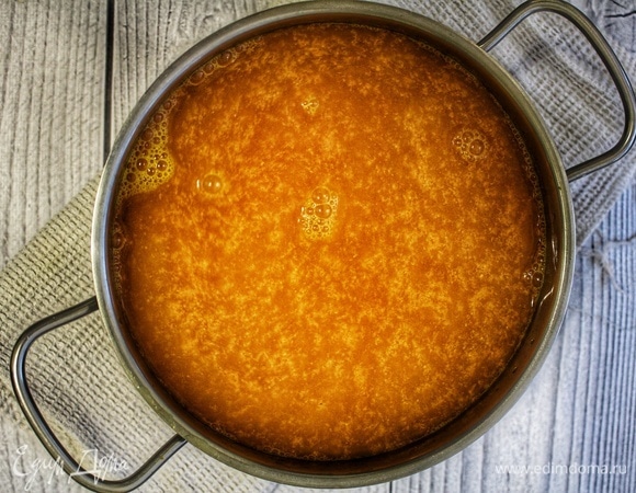 Добавить облепиховый сок из холодильника и мед, тщательно перемешать.