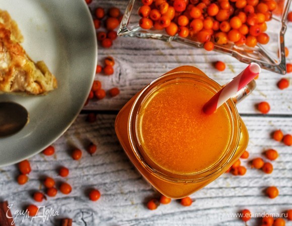 Разлить по кружкам, по желанию украсить палочками корицы, подавать горячим или теплым. Приятного аппетита. И будьте здоровы!