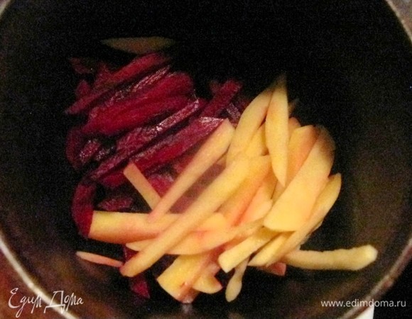 Блюдо получается вкуснее в духовке, поэтому добавляем к овощам томатную пасту и ставим в разогретую до 180°C духовку, готовим 15 минут.