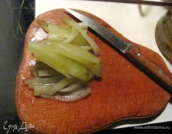 Нарезаем огурчики (их добавим, когда уже почти готовы будут свекла и картофель).