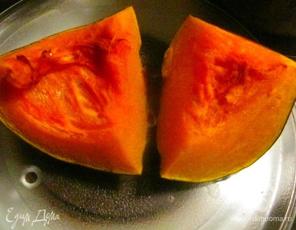 Запекаем тыкву в духовке до состояния полуготовности при 180°C в течение 15 минут.
