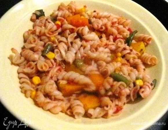 Параллельно готовим пасту: отвариваем фузилли, добавляем туда овощи и вливаем томатный соус.