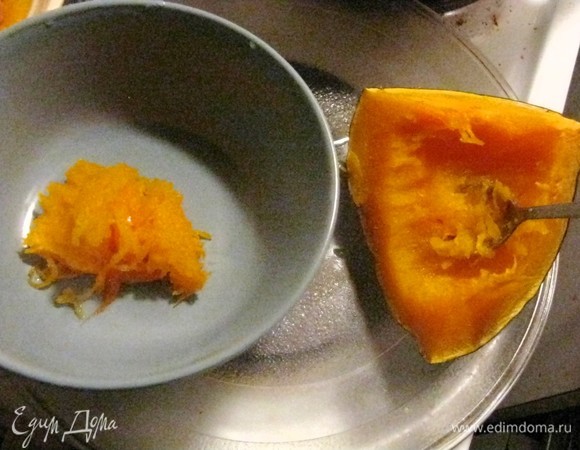 Когда тыква остынет, ложкой вынимаем середину и поочередно укладываем в форму сначала тыкву, потом — пасту и снова тыкву. Корочку для «скрепления» делаем из натертого картофеля. Форму обязательно смазать маслом, ибо потом блюдо будем переворачивать)