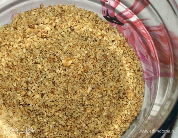 Грецкие орехи обжарить. Измельчить в блендере или порубить мелко ножом.