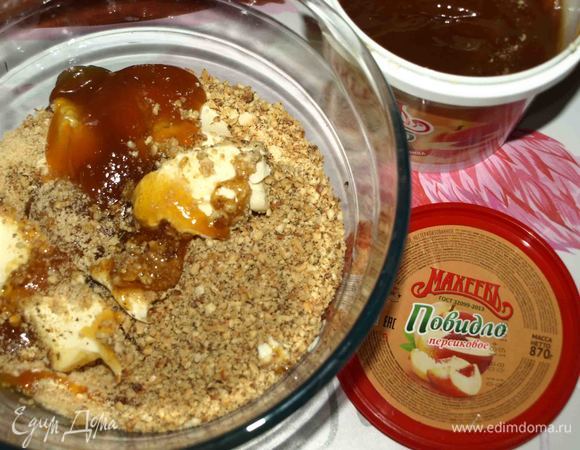 Добавить к измельченным продуктам размягченное сливочное масло и персиковое повидло ТМ «МахеевЪ».