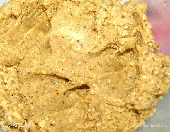 Замешиваем тесто, тщательно распределяя продукты. Должна получиться мягкая пластичная масса.