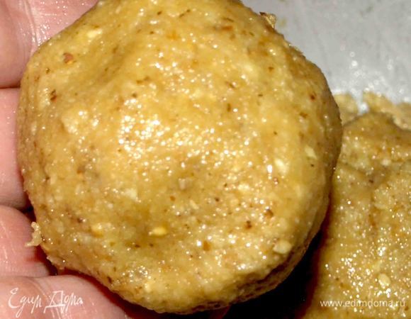 Формируем из теста шарики. Но может быть любая форма.