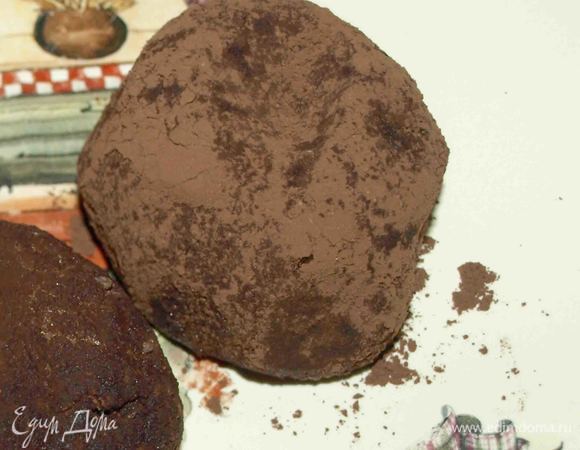 Кладем пирожные на тарелку и отправляем холодильник на пару часов.