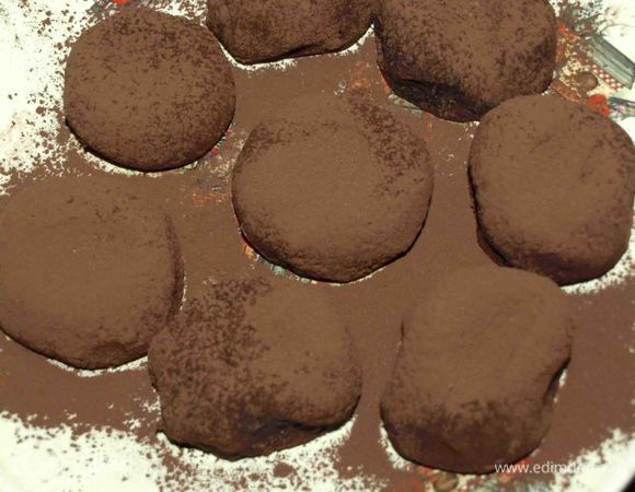 Перед подачей посыпать пирожные какао.