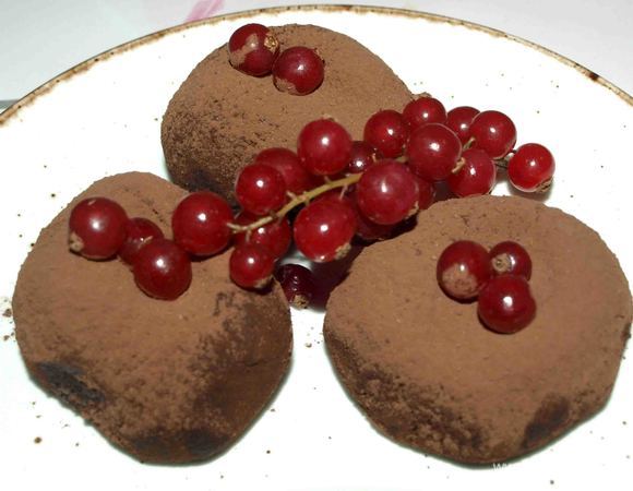 Украшаем и подаем! Идеально с красной смородиной. Ягоды придают приятную кислинку.