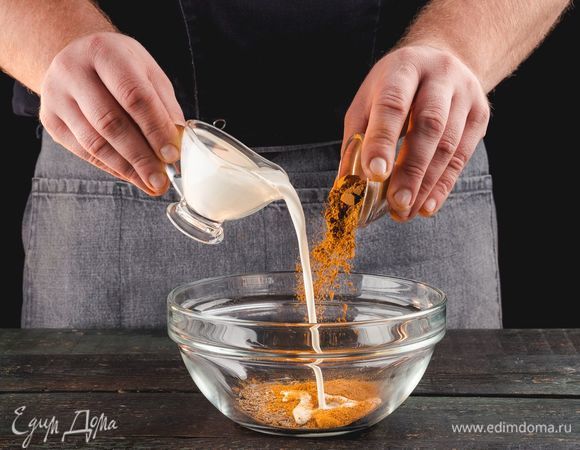 Смешайте сливки с корицей, зирой, кайенским перцем и солью.