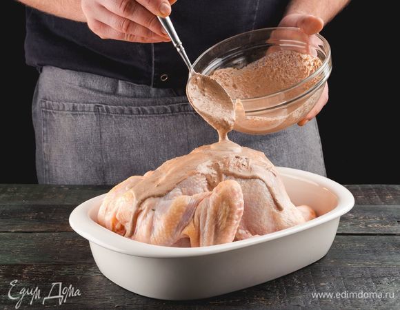 Курицу положите в форму, полейте сливочной смесью.