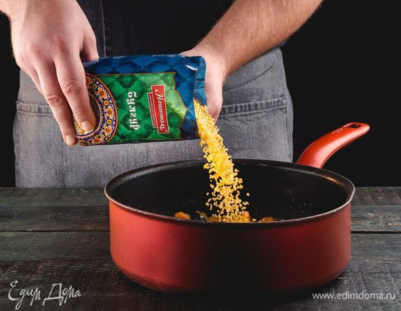 Разогрейте сковороду со сливочным маслом, добавьте булгур ТМ «Националь», изюм, курагу, чернослив.