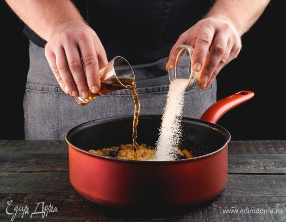 Обжаривайте булгур и сухофрукты на среднем огне 3 минуты, после добавьте коньяк, сахар, воду и тушите до тех пор, пока жидкость не выпарится.