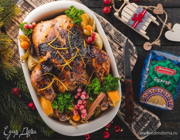 Выпекайте курицу в духовке при температуре 180°C 2,5 часа. Спустя указанное время достаньте птицу, полейте ее выделившимся соком, увеличьте температуру до 200°С и выпекайте еще полчаса. Приятного аппетита!<br />
 