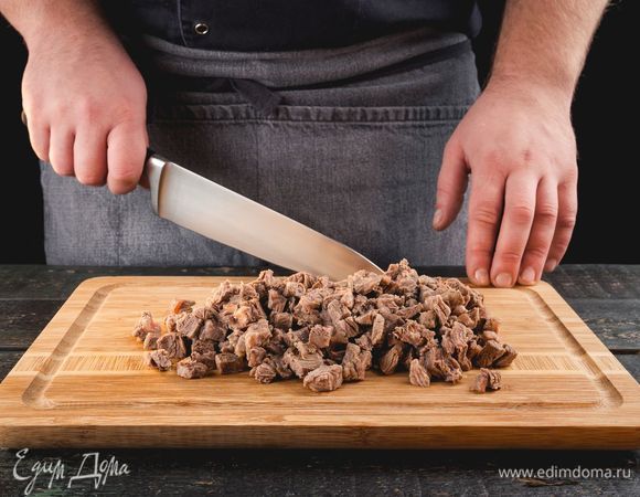 Говядину отварите, остудите и мелко нарежьте.