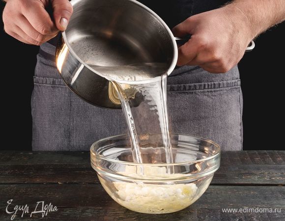 Залейте лук кипятком на 10 минут, чтобы убрать горечь.