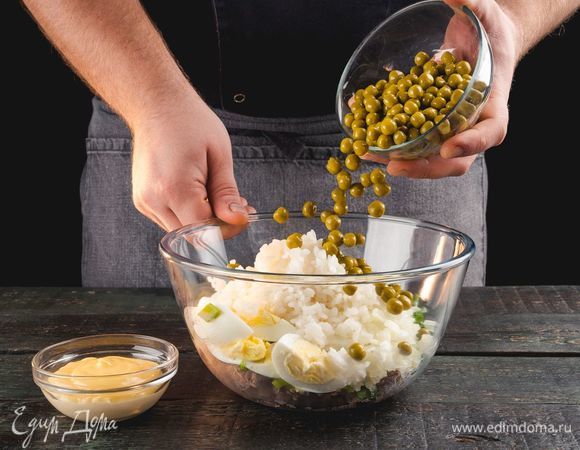 Соедините все ингредиенты в салатнике.