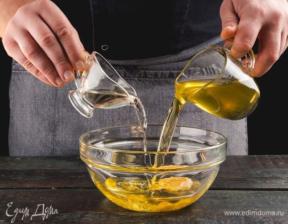 Взбейте в миске соус из оливкового масла, уксуса и горчицы.