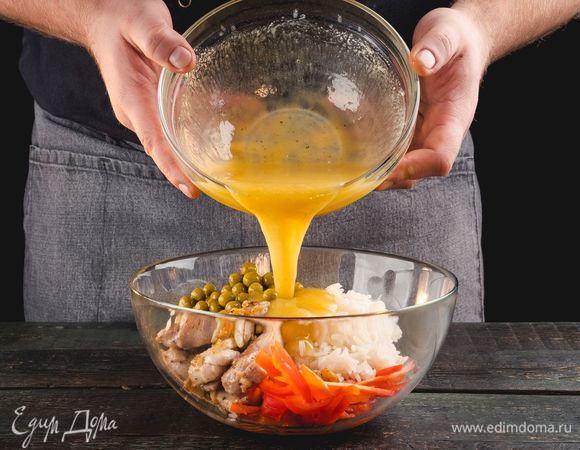 Соедините куриное филе, рис, горошек и перец, заправьте соусом. Добавьте соль и перец по вкусу.