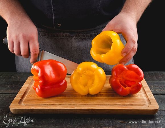 Срежьте верхнюю часть у перцев, очистите их от сердцевины.