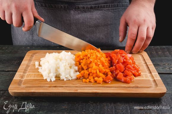 Нарежьте лук, морковь, помидоры мелким кубиком.