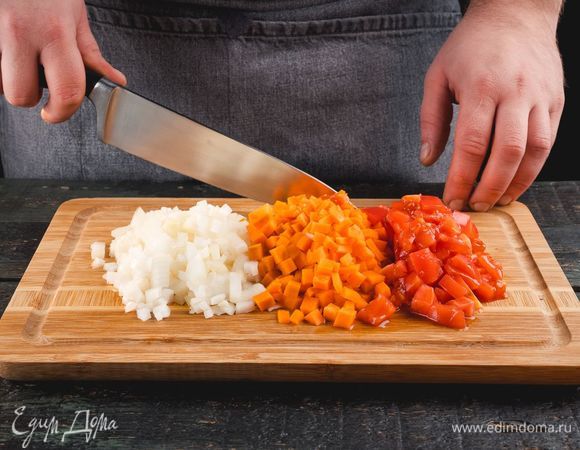 Нарежьте лук, морковь, помидоры мелким кубиком.