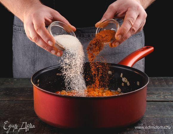 Разогрейте сливочное масло в глубокой сковороде. Обжарьте овощи. Добавьте паприку, сахар.