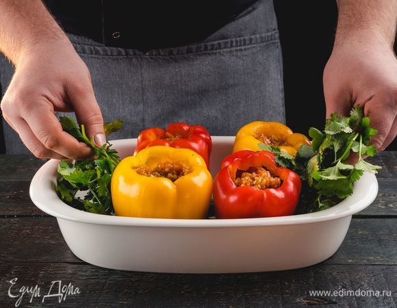 Украсьте перцы зеленью, подавайте к праздничному столу со сметаной.