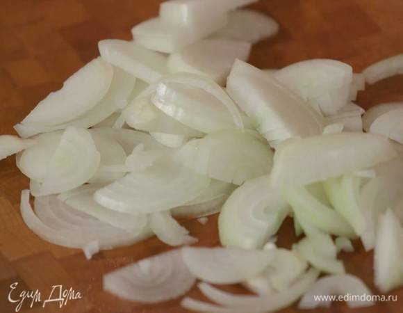 Лук почистить и нарезать полукольцами.
