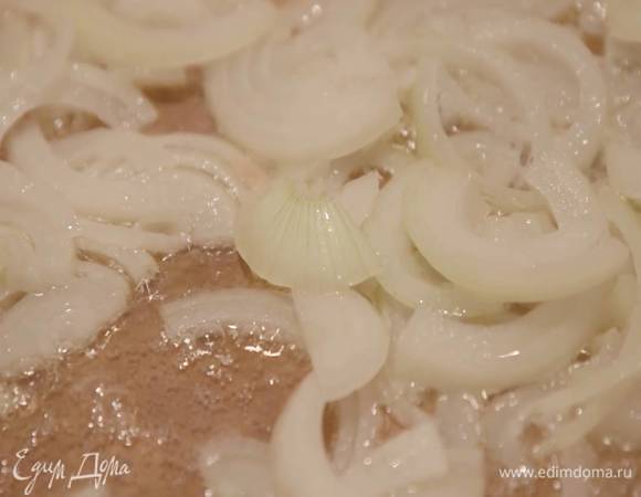 В тяжелой кастрюле разогреть 1 ст. ложку сливочного и 2 ст. ложки оливкового масла и обжарить две трети нарезанного лука.