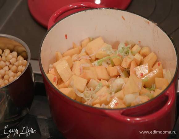 Тыкву и картофель почистить, нарезать небольшими кубиками, отправить в кастрюлю с луком и перемешать, затем добавить корицу, паприку, зиру, кориандр, мускатный орех, соус чили и еще раз перемешать.