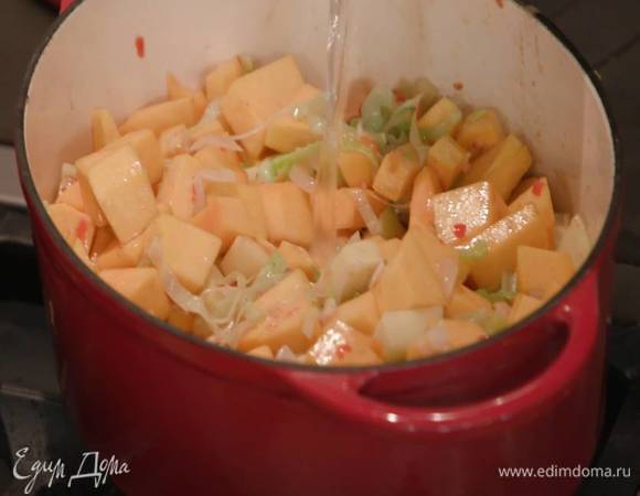 Влить в кастрюлю горячую воду, так чтобы все овощи были покрыты, и довести до кипения, затем убавить огонь, накрыть кастрюлю крышкой и томить суп 15–20 минут до готовности овощей.