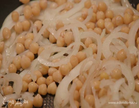 Разогреть в сковороде 1 ст. ложку сливочного и 1 ст. ложку оливкового масла и слегка обжарить оставшийся лук, затем добавить 3–4 ст. ложки отваренного нута и обжарить еще немного, так чтобы лук стал золотистым.