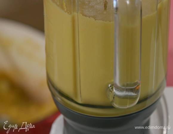 Оставшийся нут выложить в суп, посолить, все перемешать и снять с огня, затем небольшими порциями измельчить в блендере в пюре.