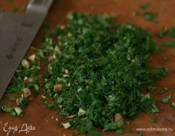 Листья базилика, укроп и кинзу мелко порезать, фисташки мелко порубить, все перемешать и порубить еще раз.